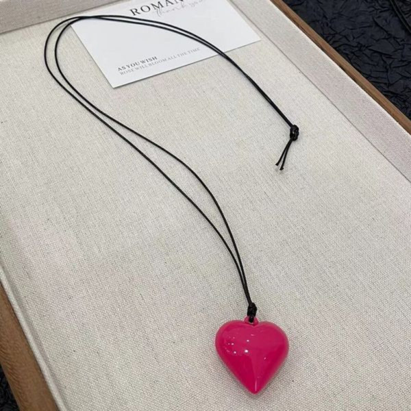 Массивное бордовое сердце на тонком шнурке CJH44321