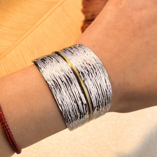 Браслет-кафф широкий с комбинированной фактурой CJM18933
