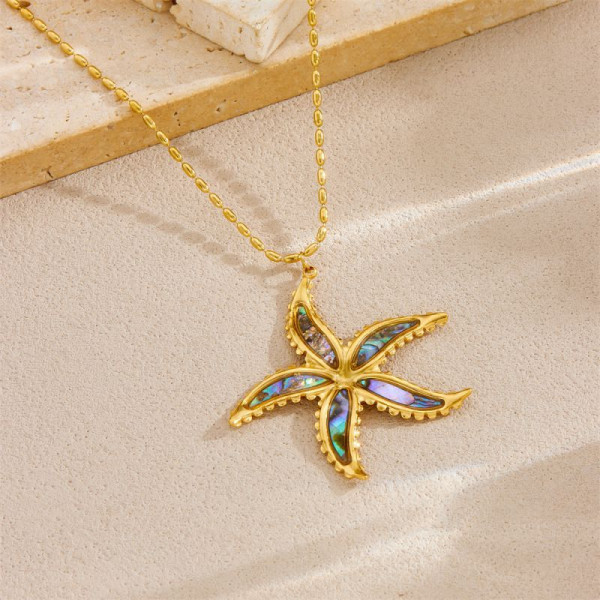 Золотистая эффектная цепь с крупной усыпанной звездой CJP55847