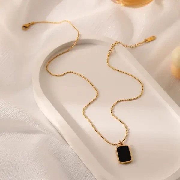 Стальная золотистая цепочка с массивным прямоугольным кулоном и эмалью J10156CJJ