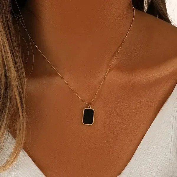 Стальная золотистая цепочка с массивным прямоугольным кулоном и эмалью J10156CJJ