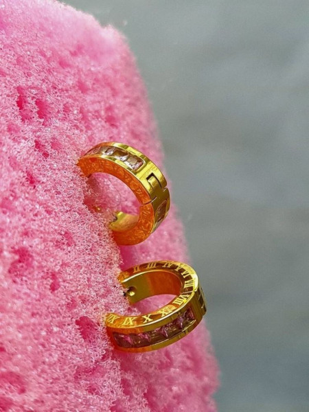 Золотистые серьги-кольца с белой эмалью и римским узором J10251CJJ