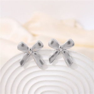 Серебристые матовые серьги-банты CJH27408