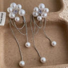 Длинные серьги пусеты с жемчужными цветами и цепями CJM48214