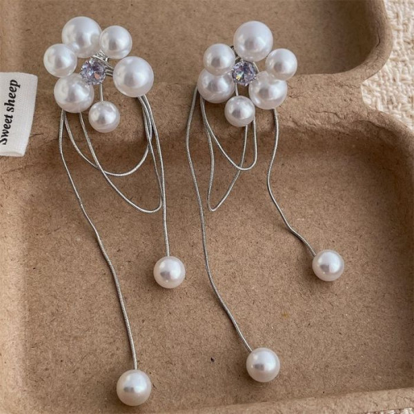 Длинные серьги пусеты с жемчужными цветами и цепями CJM48214