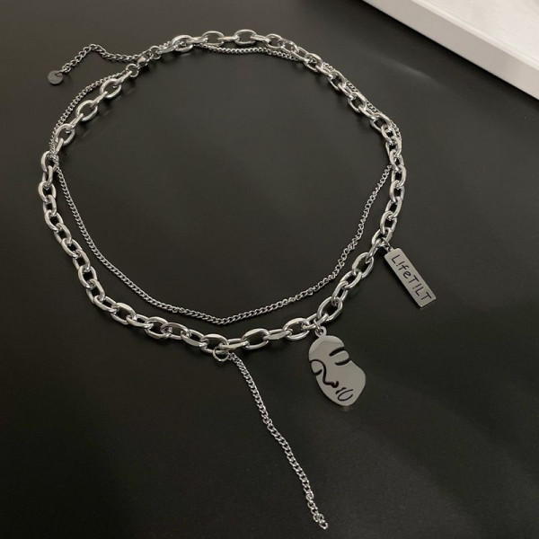 Многослойное колье с абстрактным медальоном-ликом CJH56258