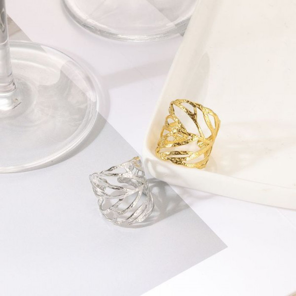 Разомкнутое стальное кольцо с крупным декоративным узлом CJM69194