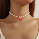 Чокер из мелкого белого бисера с центральным цветком из красной эмали CJN31868