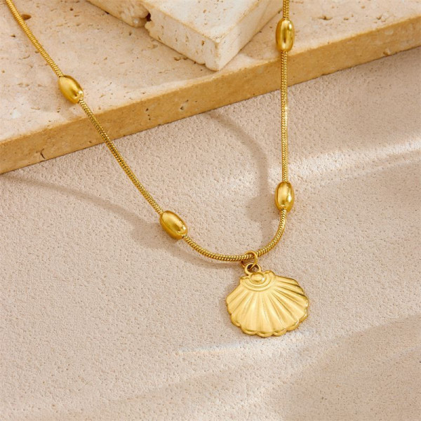 Золотистая цепочка с рельефной подвеской-ракушкой CJP55848