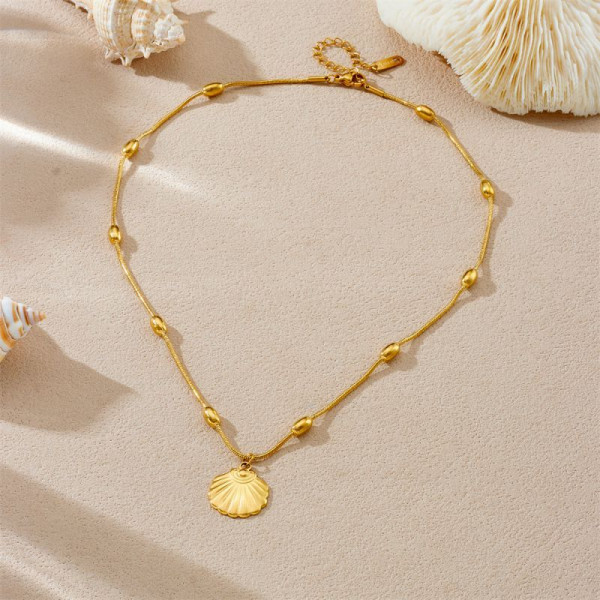 Золотистая цепочка с рельефной подвеской-ракушкой CJP55848