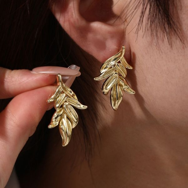 Серьги-пусеты в форме золотистых листьев CJL53918