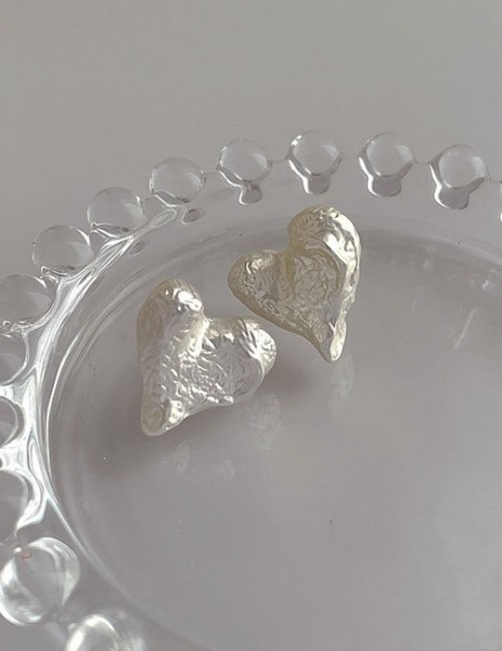 Серебристые пусеты «Мятые сердца» XL Z31676