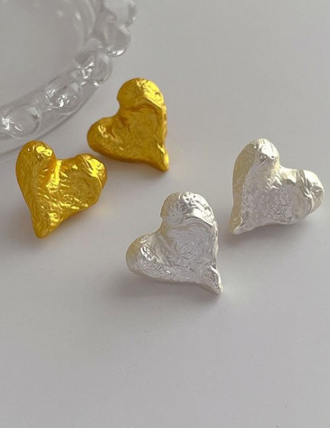 Серебристые пусеты «Мятые сердца» XL Z31676