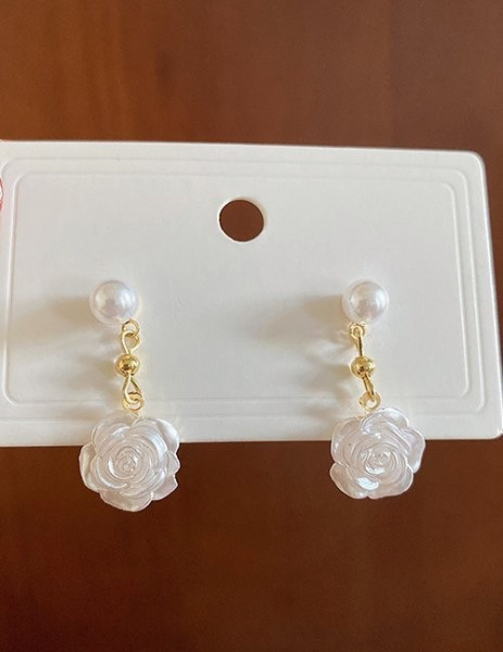 Серьги-пусеты с объемными розами и жемчугом Z61699