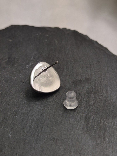 Серьги-гвоздики с жемчужиной в асимметричной оправе J10708CJJ