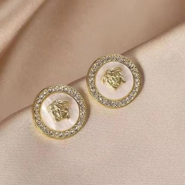 Элегантные серьги гвоздики с греческим орнаментом и белой вставкой 1J10869CJJ