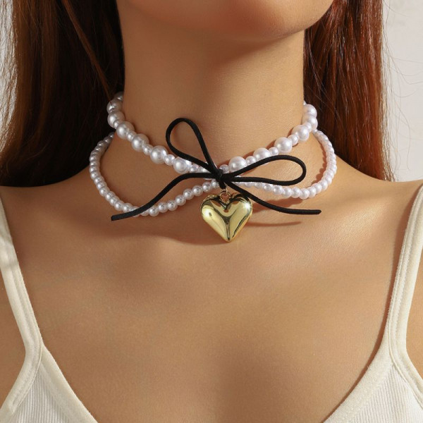 Многослойный чокер из белого жемчуга с черным бантом и золотистым сердцем CJN31869