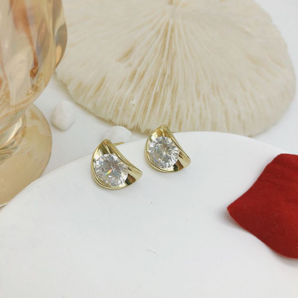 Золотистые серьги пусеты из ювелирного сплава с крупными сияющими фианитами 1J11420CJJ