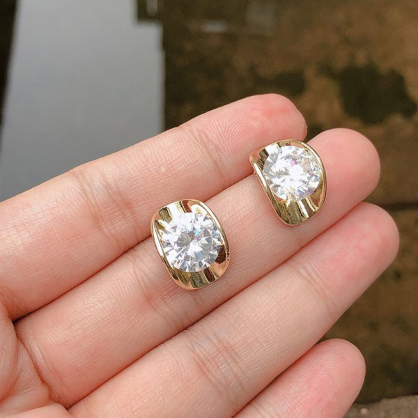 Золотистые серьги пусеты из ювелирного сплава с крупными сияющими фианитами 1J11420CJJ