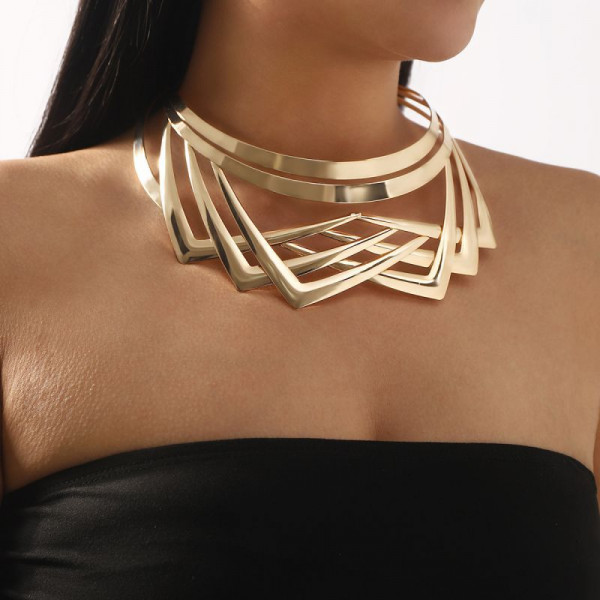 Жесткое колье геометрическое из переплетенных золотистых обручей CJN35063