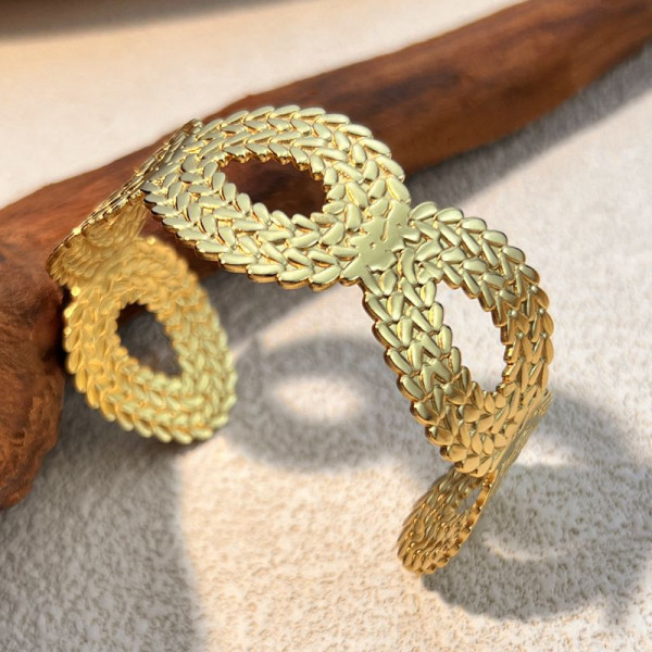 Браслет-кафф ажурный с круглыми элементами CJM18935