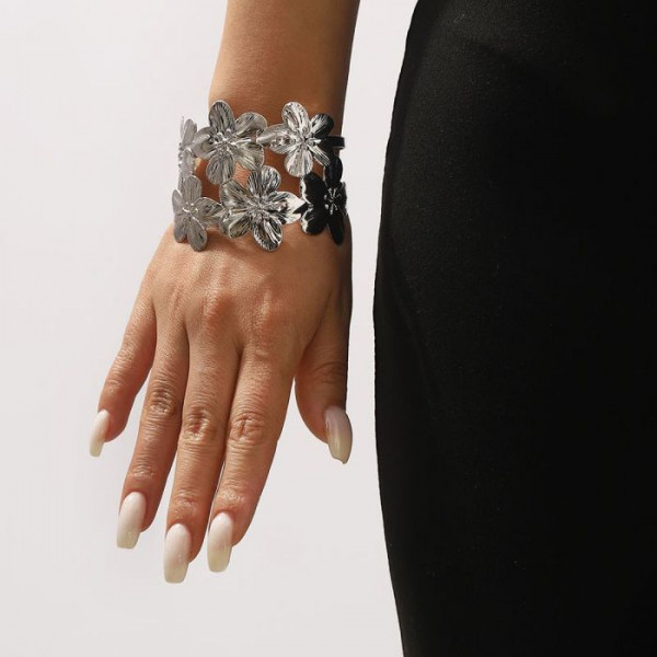 Браслет жесткий широкий с круглыми вырезами CJM34697