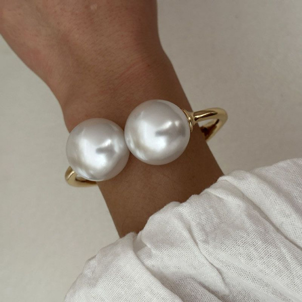 Браслет жесткий кафф с крупными жемчужными наконечниками CJR56071