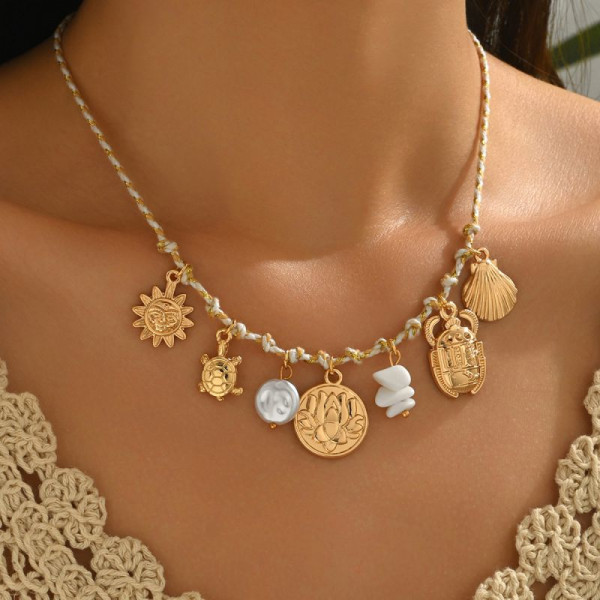 Бохо-колье на бирюзовой цепочке с жемчугом и оберегом CJR61456