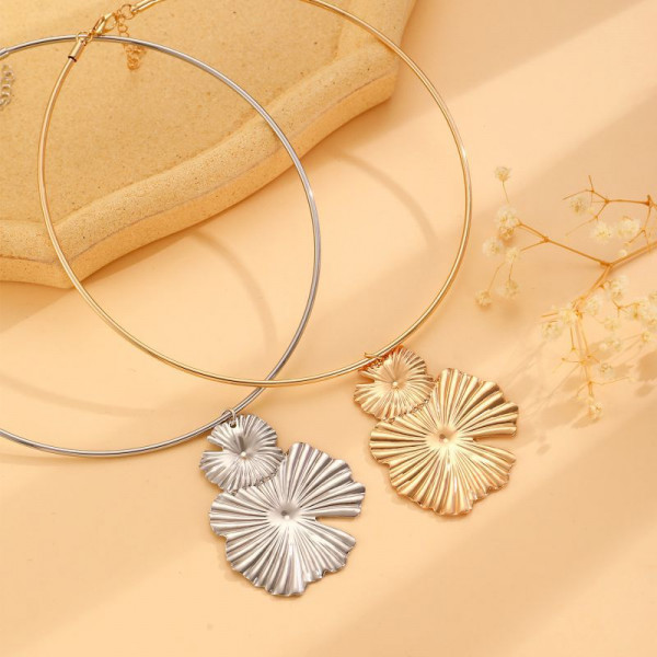 Акцентные серьги-пусеты в форме лепестков CJL92439