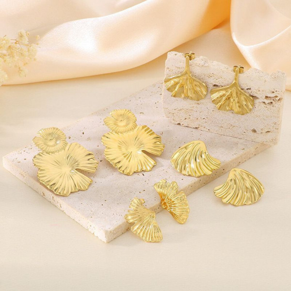 Золотистые серьги-пусеты Сердца с кристаллами CJH89438