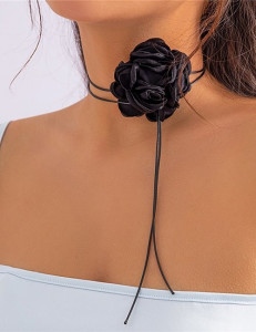 Чокер на тонком шнурке с крупным текстильным цветком M08978