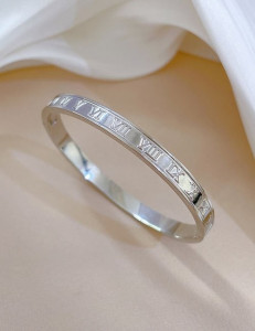 Браслет жесткий серебристый с гравировкой Z36741