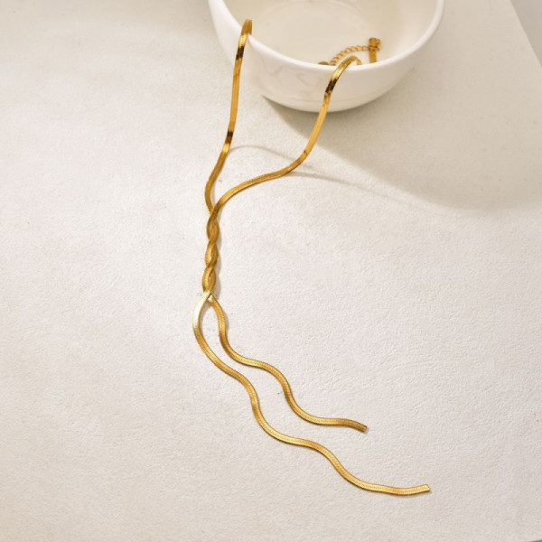 Колье-галстук в виде гибкой золотистой ленты CJQ29269