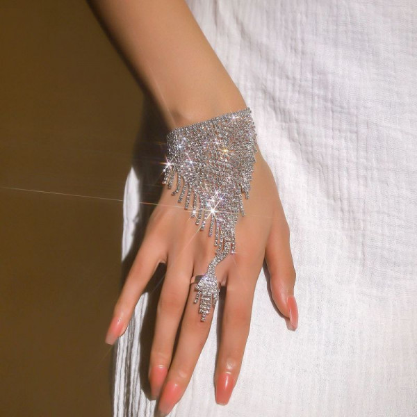 Браслет слейв серебряное сияние с крупным кристаллом CJN00798