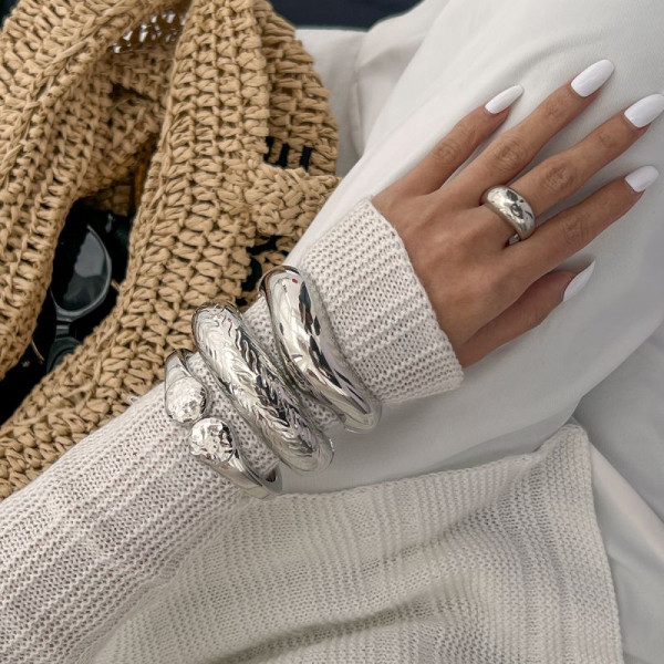 Браслет жесткий асимметричный обтекаемой формы CJL85691