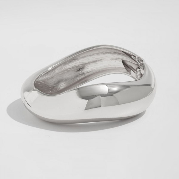 Браслет жесткий асимметричный обтекаемой формы CJL85691