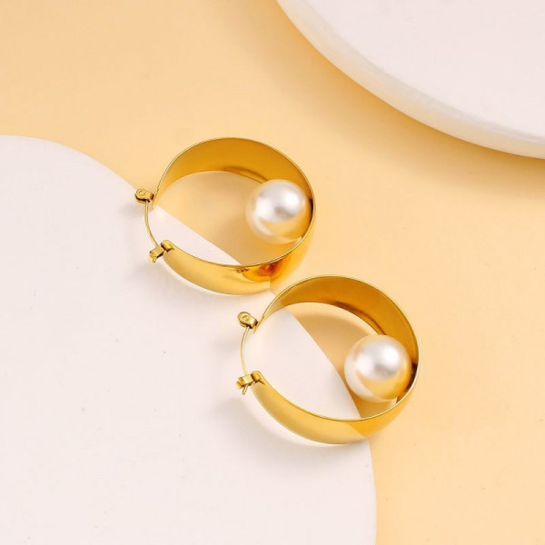 Золотистые серьги-кольца с жемчугом CJG38244