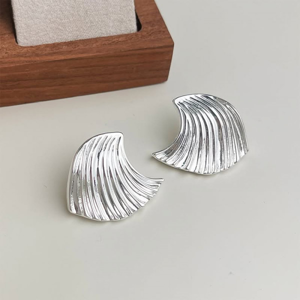 Серебристые серьги-пусеты Раковины в стиле органической геометрии 1J11701CJJ