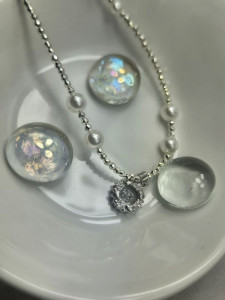 Серебристое колье с жемчужными вставками и круглым кулоном-монетой J10735CJJ