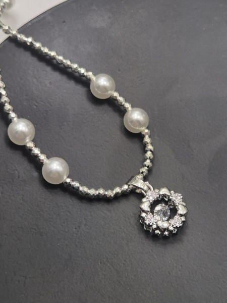 Серебристое колье с жемчужными вставками и круглым кулоном-монетой J10735CJJ