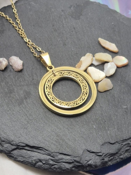 Золотистое колье с круглым ажурным медальоном J10809CJJ