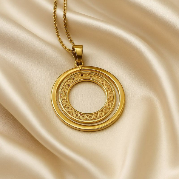 Золотистое колье с круглым ажурным медальоном J10809CJJ