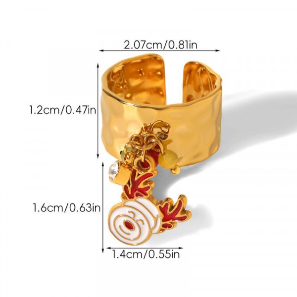Широкое фактурное кольцо с подвеской в виде фигурки Деда Мороза CJT03097