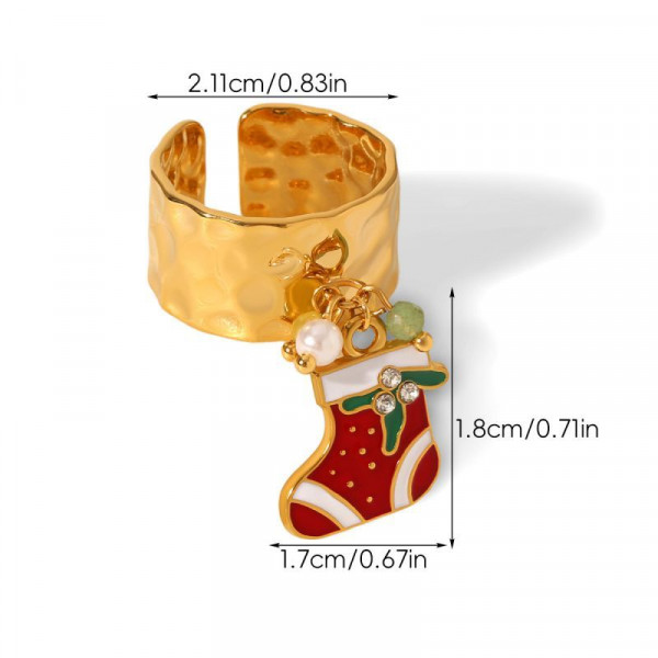 Широкое фактурное кольцо с подвеской в виде фигурки Деда Мороза CJT03097