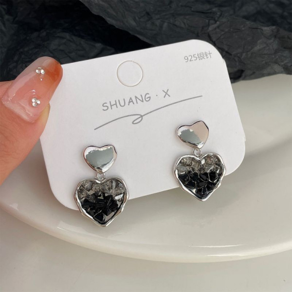 Серьги пусеты с двойными сердечками и темной эмалью CJG39192