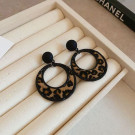Крупные серьги кольца с леопардовым принтом и черным основанием CJJ09799