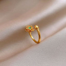 Незамкнутое кольцо с цветком и зеленым кристаллом CJL19327