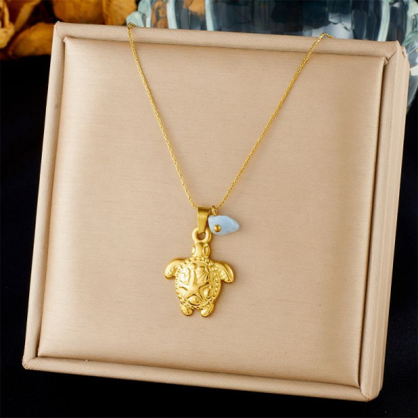 Золотистая цепочка с объемным кулоном в форме черепахи CJP55851