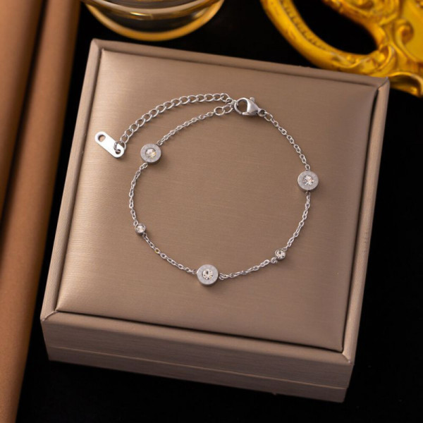 Браслет-нить с круглыми кристальными вставками CJH15690