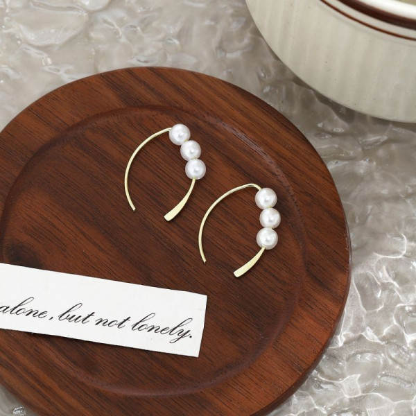 Лаконичные серьги-пусеты Золотистые дуги с жемчужным трио CJG33229